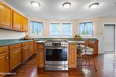 Kitchen w/Electric Stove Island