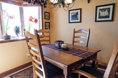 Eating area w/bay Window
