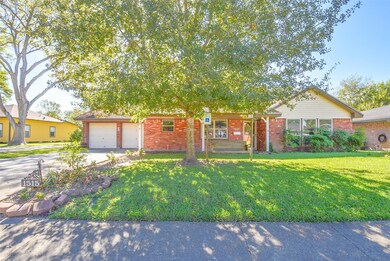 1515 W Dumble St, Alvin, TX 77511 - photo 2