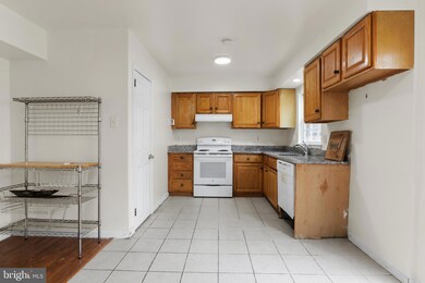 2527 Windbreak Dr, Alexandria, VA 22306 - photo 6