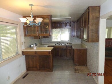 348 N 7th St, Central Point, OR 97502 - photo 4