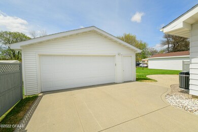 1438 S 16th St, Grand Forks, ND 58201 - photo 2