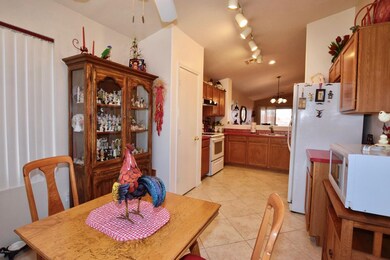 EAT-IN KITCHEN