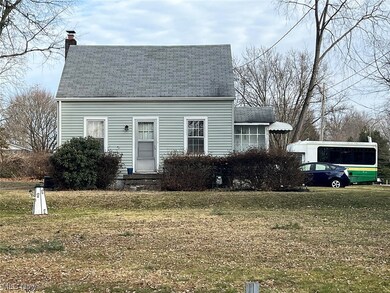 Cape cod house with a front lawn