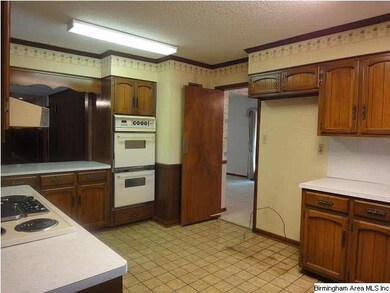 Spacious kitchen with double ovens