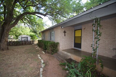 404 W Burbank St, Fredericksburg, TX 78624 - photo 4