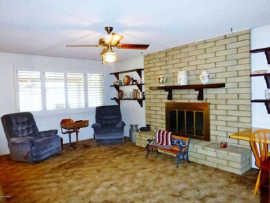 Large family room w/fireplace
