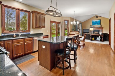 194 Johnson Woods Dr, Batavia, IL 60510 - photo 6