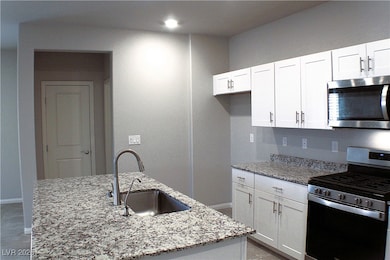 WHITE SHAKER CABINETS W/UPGRDED HARDWARE & 5-BURNE