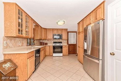 10403 Regina Ct, Clarksburg, MD 20871 - photo 4