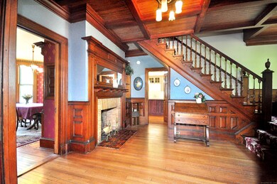 Such an inviting foyer to greet your guests.