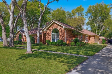 1306 Dahlia Dr, Grand Prairie, TX 75052 - photo 2