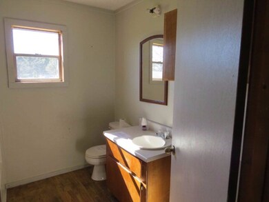 Bath, Apt B