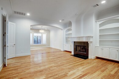 LIVING ROOM - (17 x 16) Same room without furniture.