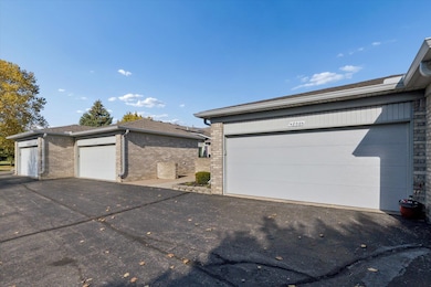 48564 Hudson Bay Ct unit 114, Shelby Township, MI 48315 - photo 4