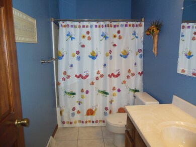 Main Bathroom Up<|><|>