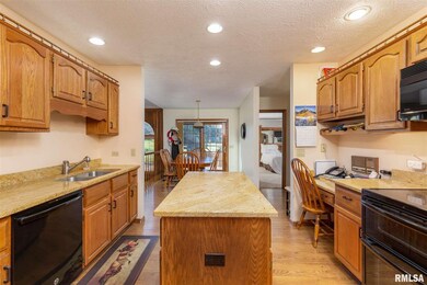 4010 Forest Rd, Davenport, IA 52807 - photo 4