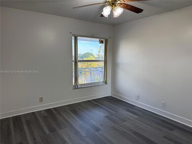 Lakeview Gardens unit 413D, Plantation, FL 33324 - photo 4