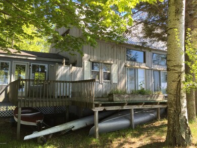 Large Deck and outside shower!