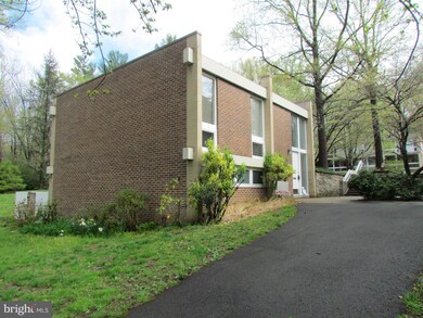 11521 Maple Ridge Rd, Reston, VA 20190 - photo 2