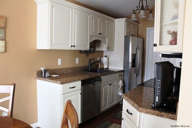 902 Cambridge Manor Dr unit Upper Unit, Schenectady, NY 12302 - photo 7