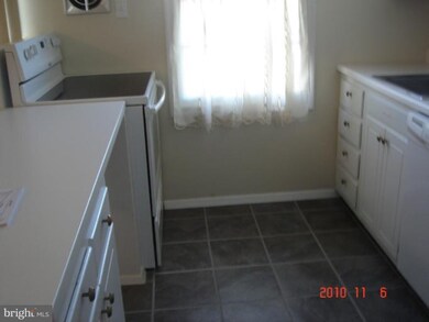 16715 Chowning Ct, Woodbridge, VA 22191 - photo 3