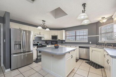 Large kitchen w/center island