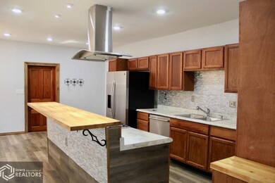 724 E 4th St N, Newton, IA 50208 - photo 6