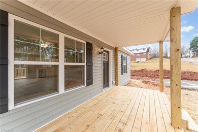 122 Lake St, Elkin, NC 28621 - photo 4