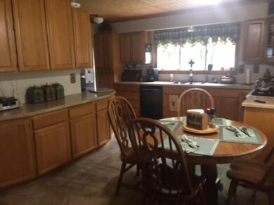 Large Eat-in Kitchen