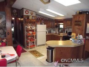 Kitchen and breakfast bar