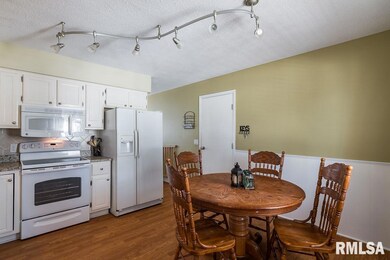 933 Northbrook Dr, Davenport, IA 52806 - photo 7