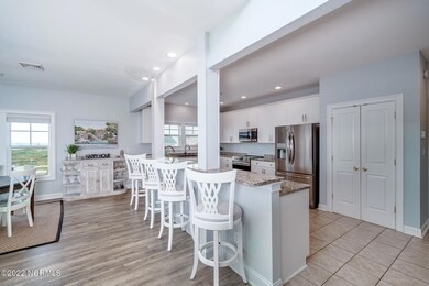 Kitchen w/ island seating