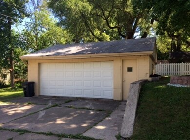 2 1/2 CAR GARAGE