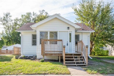 814 E 24th St, Des Moines, IA 50317 - photo 2