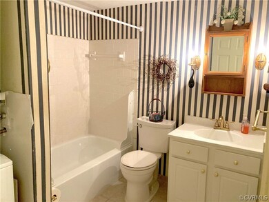 Full Bathroom with tiled tub/shower