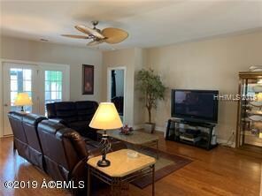 116 Weston Ct-livingroom