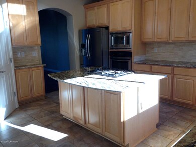 Kitchen w Island