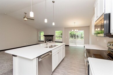 1924 Shady Grove Rd SW, Cedar Rapids, IA 52404 - photo 2