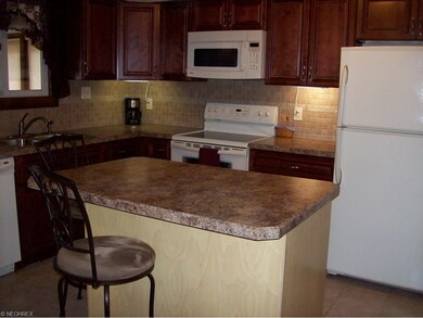 Beautiful newer kitchen with Cherry Cabinets,