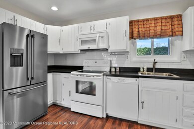 39 Eastport Ct Red Bank NJ-large-019-024