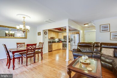 7915 Bethelen Woods Ln, Springfield, VA 22153 - photo 4