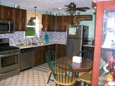 Updated Kitchen/Dining with New Counter Tops and B