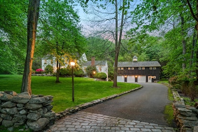Beautiful 4,300 sf colonial with a detached barn t