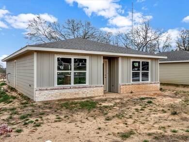 726 N Sanders St, Nacogdoches, TX 75964 - photo 2