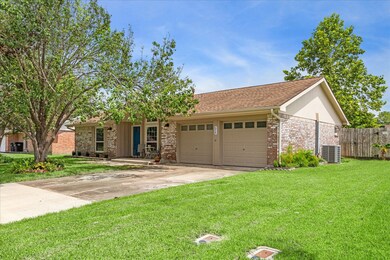 316 Windsor Square, Alvin, TX 77511 - photo 2