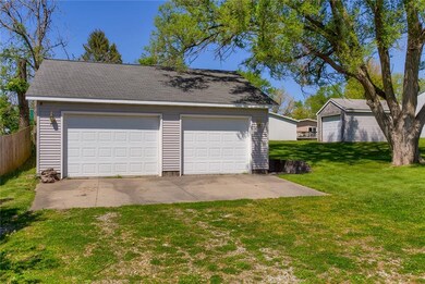 911 E 8th St S, Newton, IA 50208 - photo 5