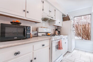 Kitchen 1_1457 N Saxony