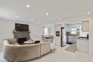 618 Corwin St, Riverhead, NY 11901 - photo 2