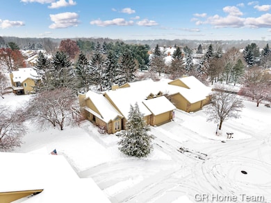 1946 Cross Bend St NE unit 35, Grand Rapids, MI 49505 - photo 2